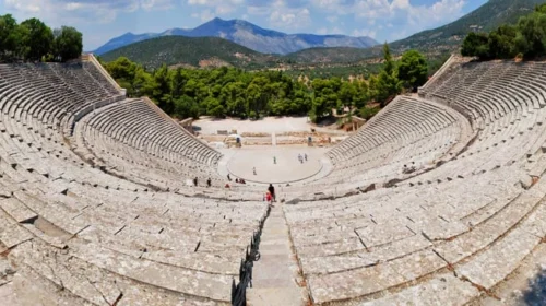 Θέατρο και άνθρωπος: Ένας πολυδιάστατος διάλογος.