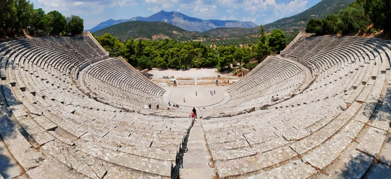 Θέατρο και άνθρωπος: Ένας πολυδιάστατος διάλογος.